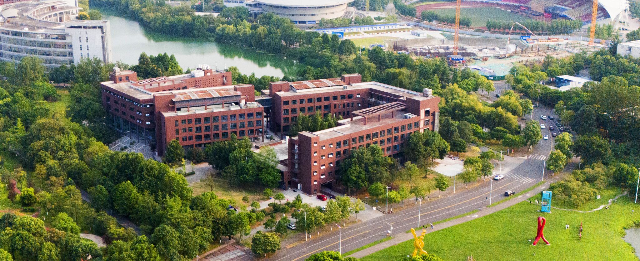 学校余敏明书记，闫学东校长与张永和教授走访av直播
